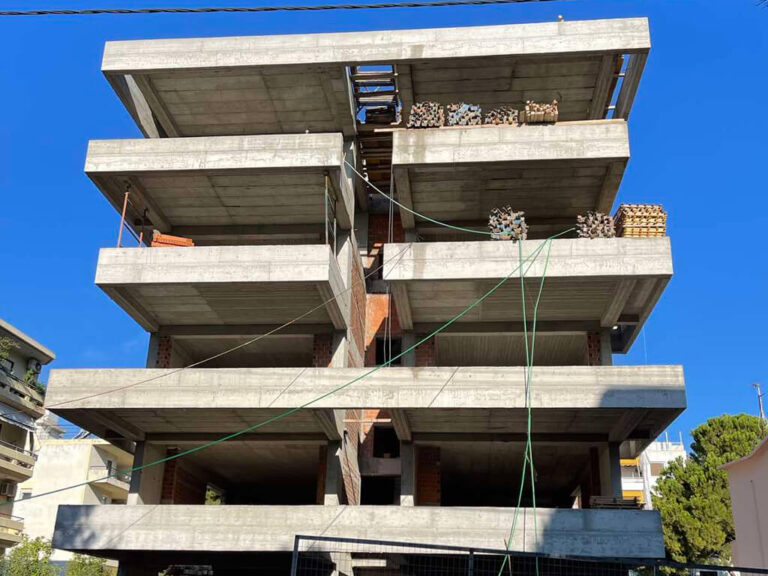 Κατασκευαστικό έργο πολυκατοικίας στα Βριλήσσια σε στάδιο τοιχοποιίας