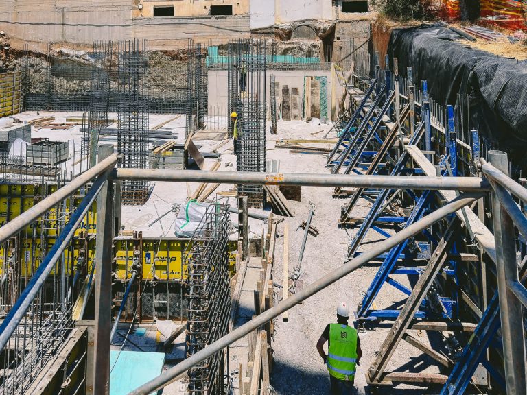Σύγχρονες αντηρίδες στήριξης σκυροδέματος σε έργο κατασκευής πολυτελούς κατοικίας στη Βουλιαγμένη.