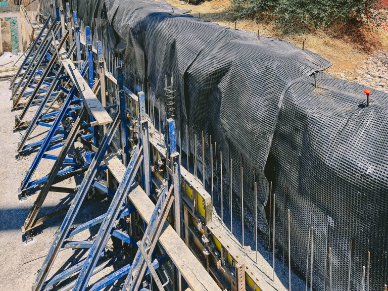 Αντηρίδες στήριξης σκυροδέματος σε κατασκευή πολυτελούς κατοικίας στη Βουλιαγμένη από τη Nafpliotis Bros
