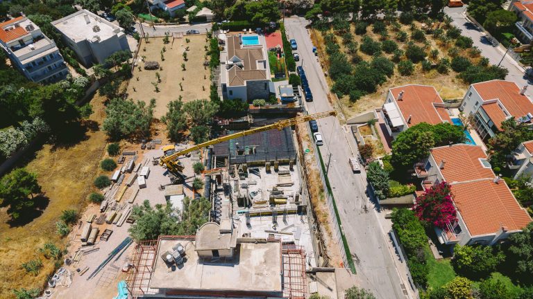 Αεροφωτογραφία κάτοψης εργοταξίου πολυτελούς κατοικίας στη Βουλιαγμένη από τη Nafpliotis Bros