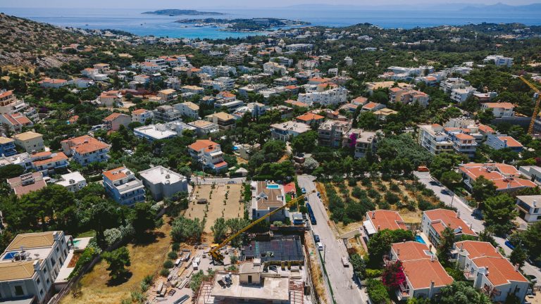 Αεροφωτογραφία εργοταξίου πολυτελούς κατοικίας στη Βουλιαγμένη με τη θάλασσα να φαίνεται στο βάθος