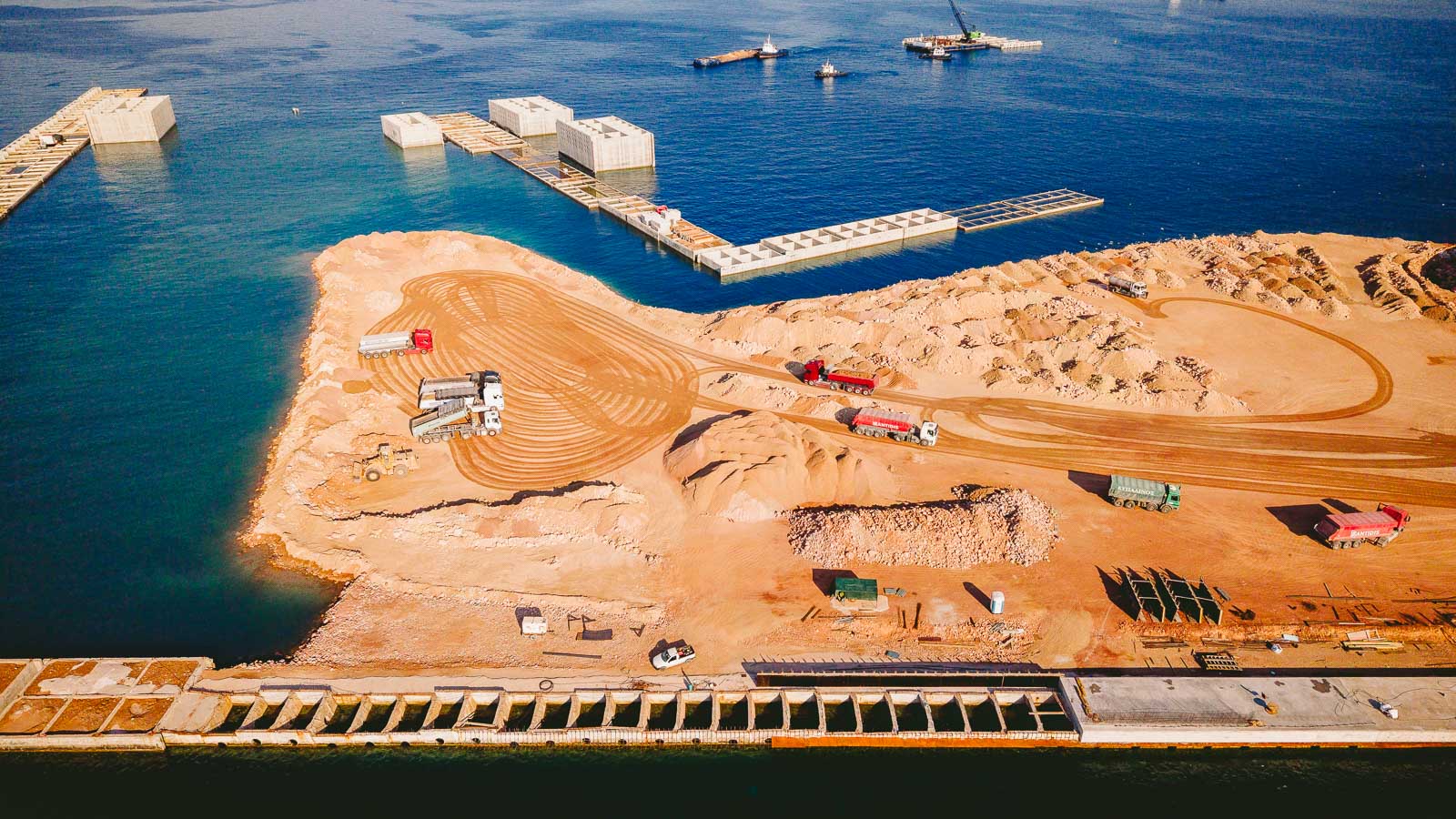Εργασίες επέκτασης προβλήτας σε λιμενικό και τεχνικό έργο από τη ΝΑΥΠΛΙΩΤΗΣ BROS